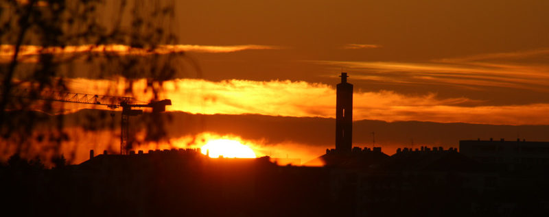 Coucher de soleil derrière une grue